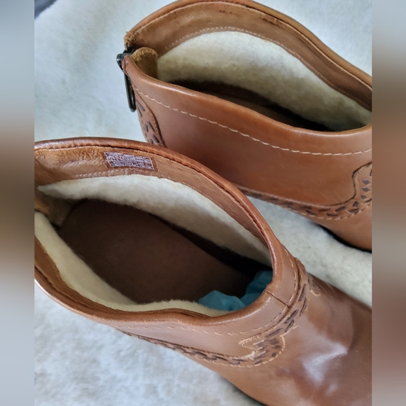 UGG Woman's Leather Charlotte Ankle Boots - Picture 9 of 16